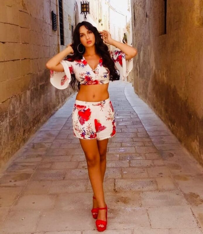 रेत की रानी: Nora Fatehi की इन तस्वीरों को देख बोल उठेंगे 'मुझे होश में आने ना दो'