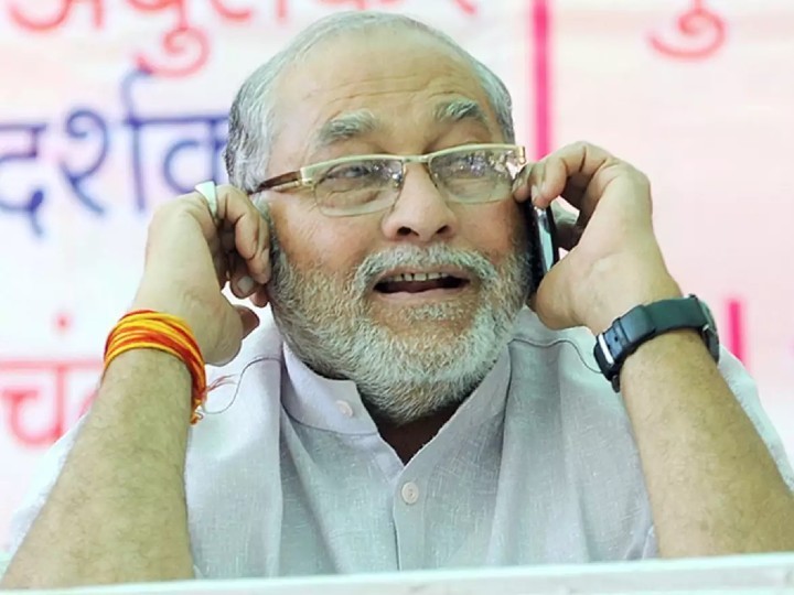 सोनल प्रधानमंत्री के बड़े भाई प्रह्लाद मोदी की बेटी हैं। वे गुजरात में उचित मूल्य दुकान संघ के अध्यक्ष भी हैं।