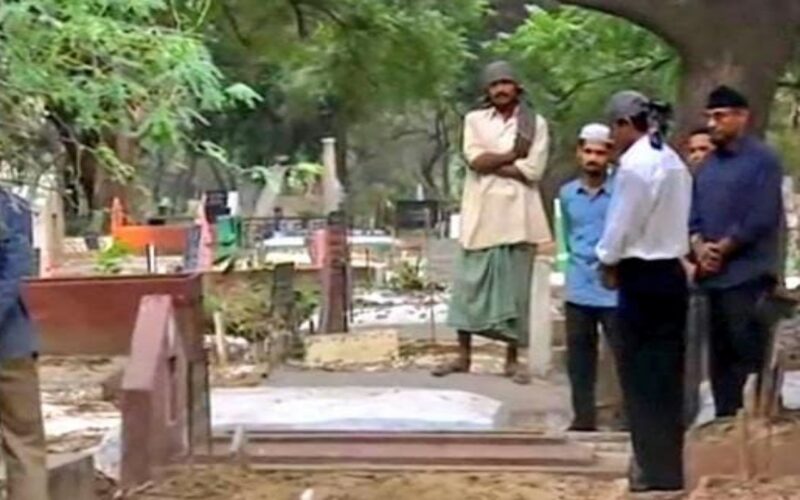 माता-पिता की कब्र पर शाहरुख खान