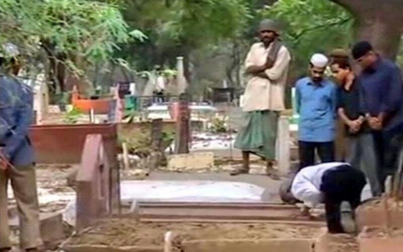 माता-पिता की कब्र पर शाहरुख खान