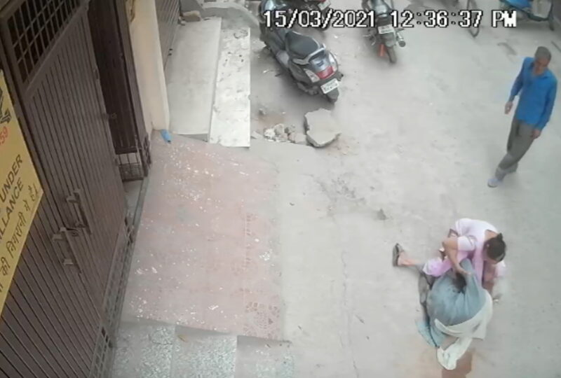सास के गिरने के बाद बहू ने उठाने की कोशिश की लेकिन फिर नहीं उठी वो