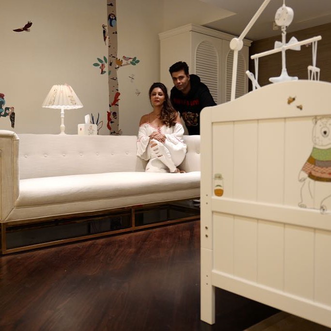8000 स्क्वायर फुट के आलीशान पेंटहाउस में रहते हैं Karan Johar, Gauri Khan ने की है शानदार सजावट