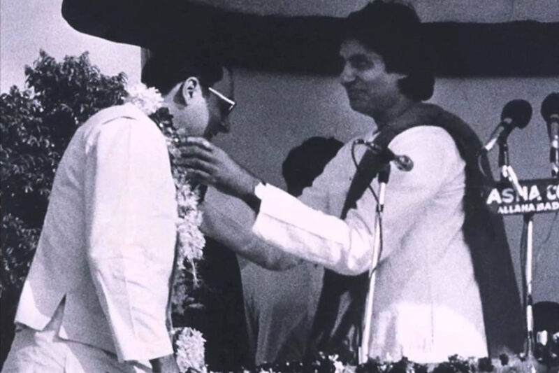 इंदिरा ने अमिताभ बच्चन को लेकर राजीव को दी थी ये चेतावनी। Indira Gandhi warning Rajiv Gandhi on Amitabh Bachchan entry in Politics