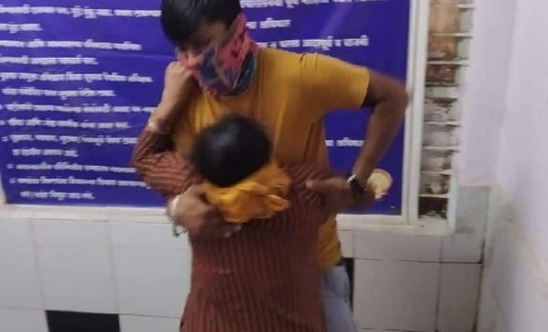 <p><br /> जिस वेंटिलेटर पर कई दिन से लेटे मरीज सही होने का इंतजार कर रहे थे, लेकिन प्रशासन की लापरवाही से उसी &nbsp;वेंटिलेटर पर उनकी सांसे उखड़ गईं। किसी का पिता तो किसी का भाई इस बड़े हादसे का शिकार हो गया। चीखते हुए परिजन यही कह रहे हैं कि जिस ऑक्सीजन के लिए हम पिछले कई दिन से भटक रहे थे। लेकिन उसी ने हमारे अपनों को छीन लिया।&nbsp;</p> 