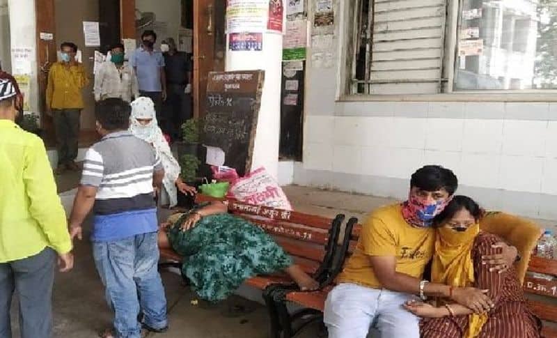 <p>वहीं कुछ परिजनों ने अस्पताल प्रबंधन पर आरोप लगाया है कि एक दिन पहले से ही हॉस्पिटल में ऑक्सीजन की कमी थी। प्रेशन बहुत कम था, रात में कई बार मरीजों को सांस लेने में दिक्कत हुई। जब हमने इसकी शिकायत की तो उन्होंने कहा ऐसा कुछ नहीं सह ठीक हो जाएगा। लेकिन मरीज तड़पे तो हम फिर से ड्यूटी डॉक्टर के पास उसने नीचे भेजा फिर नीचे वाले कहीं और भेजा इस तरह हमको सिर्फ भटकना मिला। फिर दूसरे दिन इस हादसे ने उनकी सांसे ही छीन लीं।<br /> &nbsp;</p> 