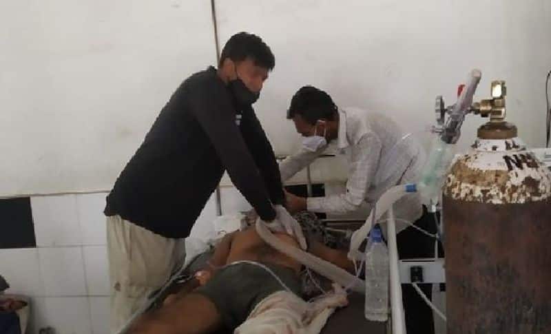 <p>इस तस्वीर को देखकर आप समझ सकते हैं कि अस्पताल में ऑक्सीजन की कितनी किल्लत है। कैसे तड़पते मरीज को परिजन ऑक्सीजन की कमी हाथ से उसके सीने को दबाते हुए। ताकि किसी तरह तो वह जीवित रहे।</p> 