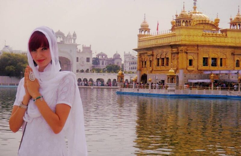 Akshay Kumar, Jennifer Singh (1)