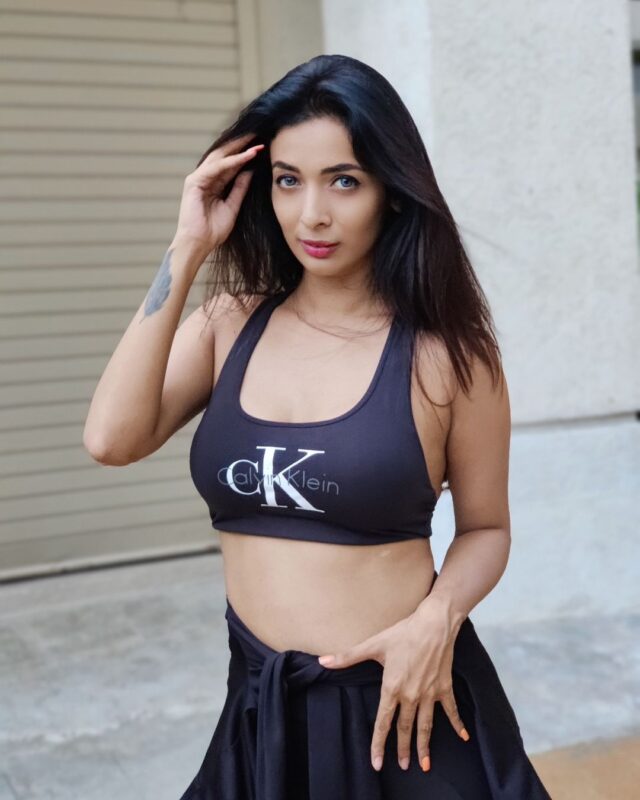 HEENNAA PANCHAAL look alike malaika arora