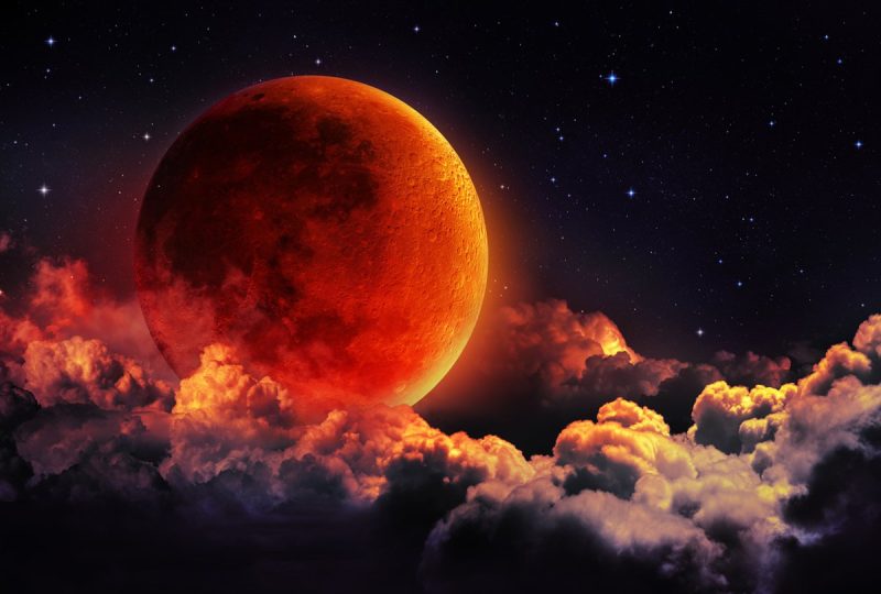 हिन्दू पंचांग के अनुसार सूर्य ग्रहण और चंद्र ग्रहण दोनों का ही जीवन में बहुत महत्व है।