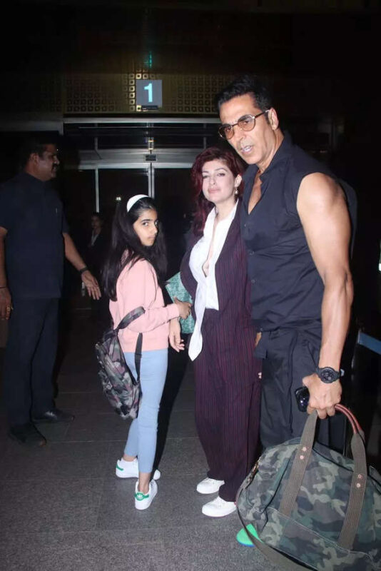 Akshay Kumar jets off for a family vacation with Twinkle Khanna and their daughter Nitara | Hindi Movie News - Times of India