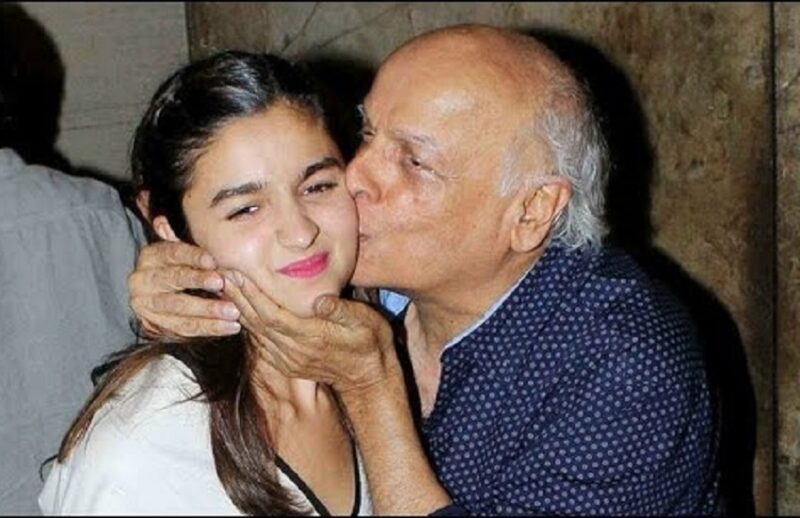 अपनी बेटी Pooja को Kiss करके Mahesh Bhatt ने मचाया था हड़कंप, अब Alia Bhatt को भी...